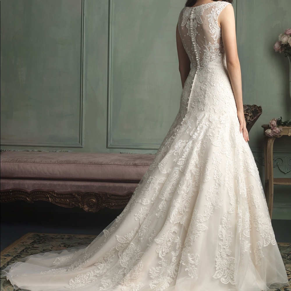 Allure wedding gown style 9125     MAKE AN OFFER!